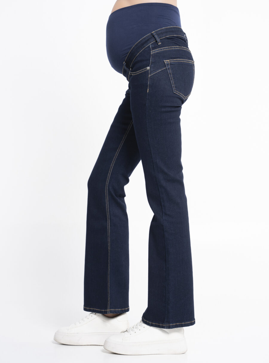 Jeans premamá flared en indigo oscuro - Imagen 4