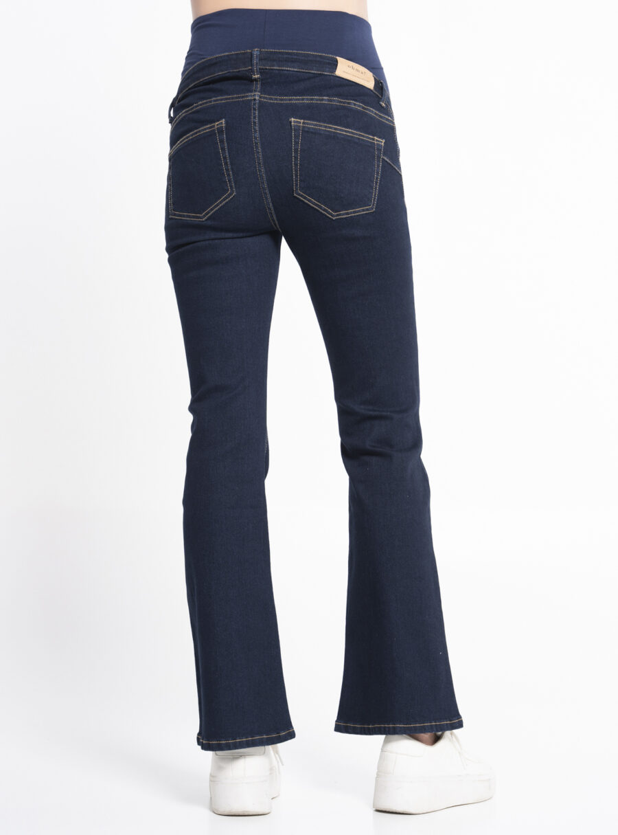 Jeans premamá flared en indigo oscuro - Imagen 5