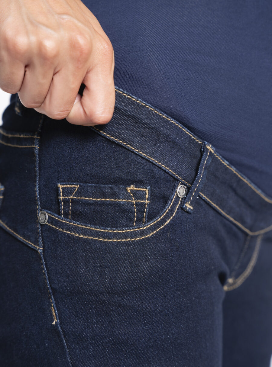 Jeans premamá flared en indigo oscuro - Imagen 7