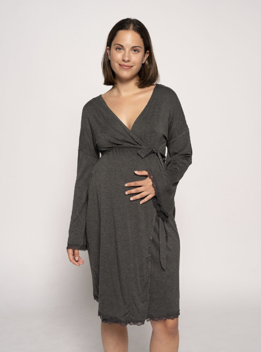 Bata premamá con encaje a tono