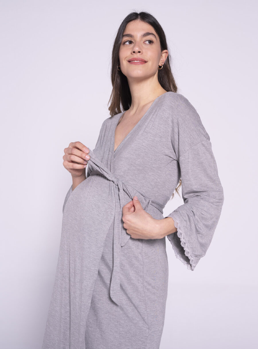 Bata premamá con encaje a tono