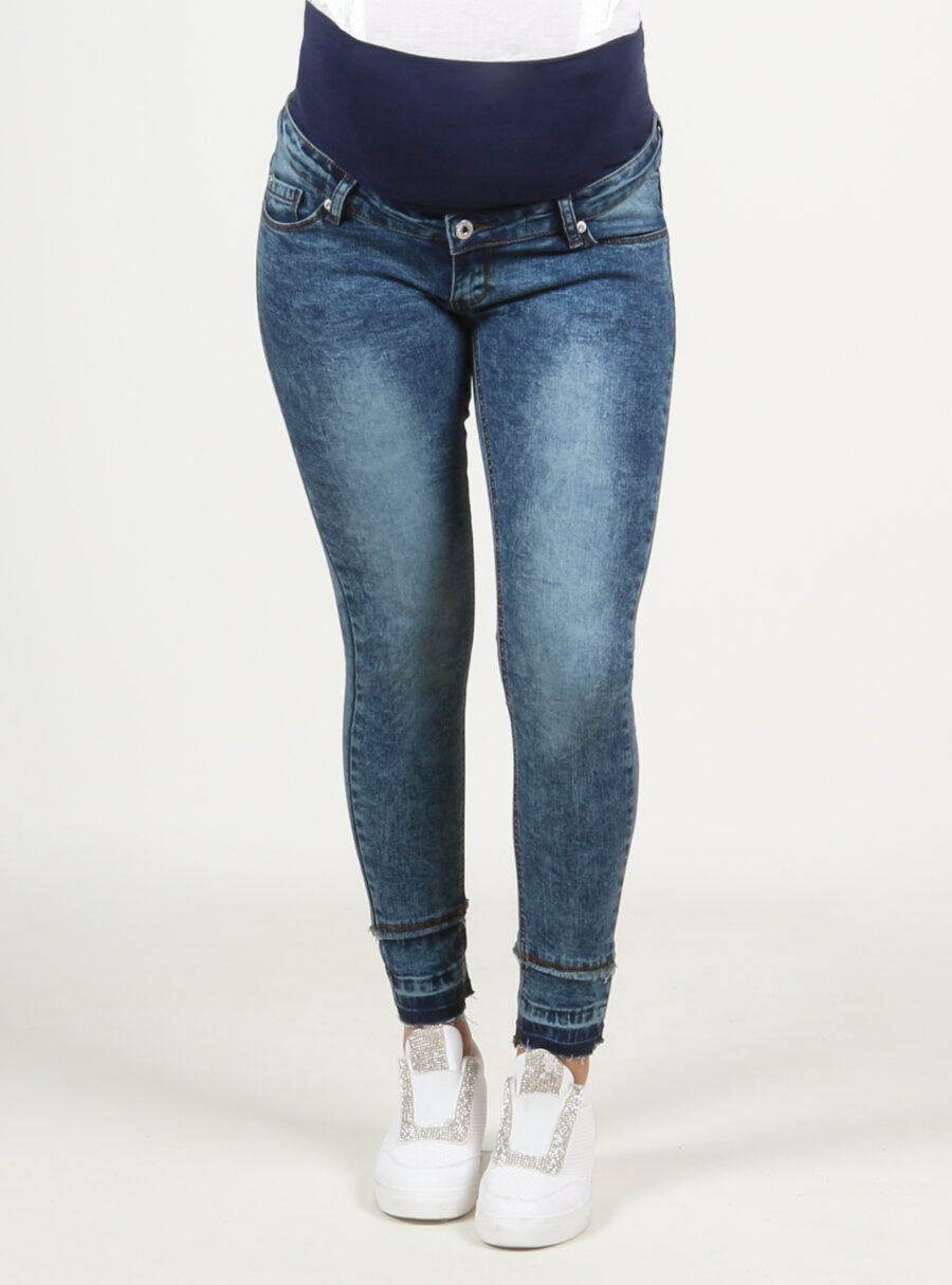 Jeans slim tobillero bajo deshilachado con barriga alta